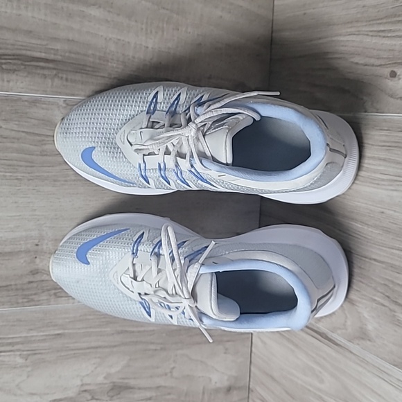 Nike Quest Womens Running Shoes Size 7 Platinum Grey Light Blue AA7412-008 - Picture 3 of 9